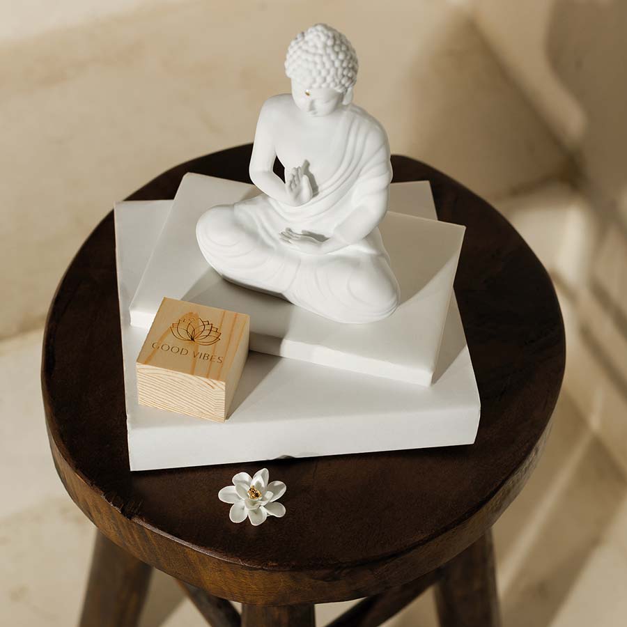 Weiße Buddha-Figur dekoriert