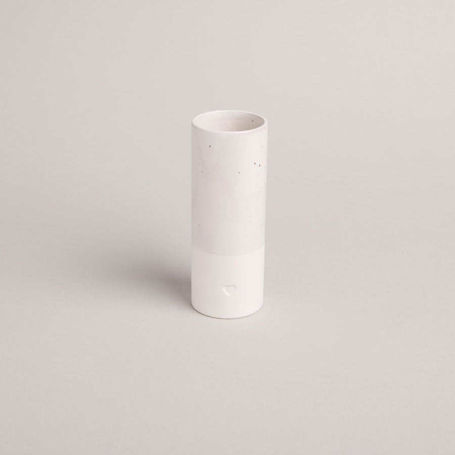 Steingut Vase HERZ klein, in weiß/beige mit braunen Tupfern, von Eulenschnitt (Frontansicht)