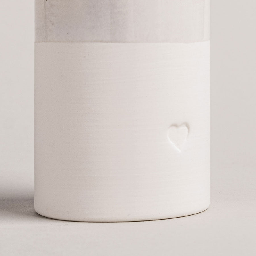 Blindprägung Herz auf kleiner Steingut-Vase von Eulenschnitt (Detailansicht)