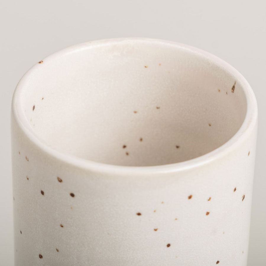 Detailansicht: Vasenöffnung, glasierte Steingut-Vase in Naturtönen mit braunen Tupfern (von Eulenschnitt)