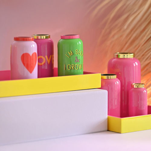 Tablett dekoriert mit Vasen von Giftcompany, Produkte in knalligen Farben (Gelb, Pink, Grün)
