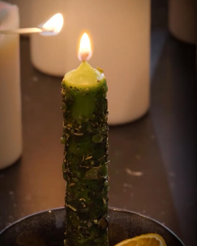 Anzünden der Ritualkerze GELD - Ritual für Fülle & Wohlstand