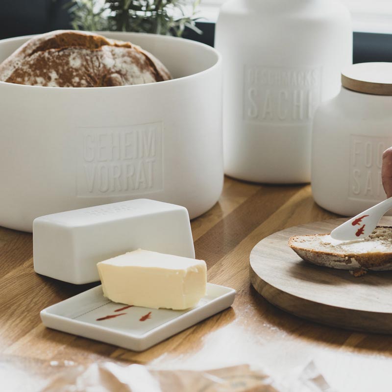Butterdose von Räder auf Frühstückstisch mit Butter