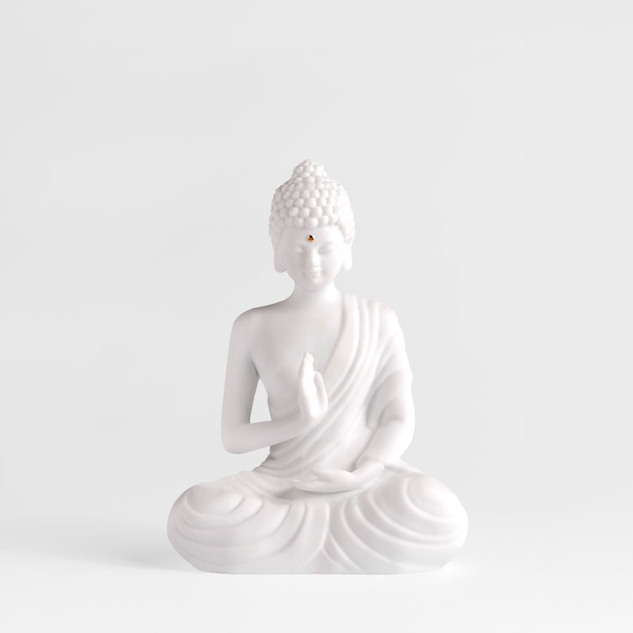 Weiße Buddha-Figur, sitzend, klein, mit goldenem Punkt (drittes Auge)