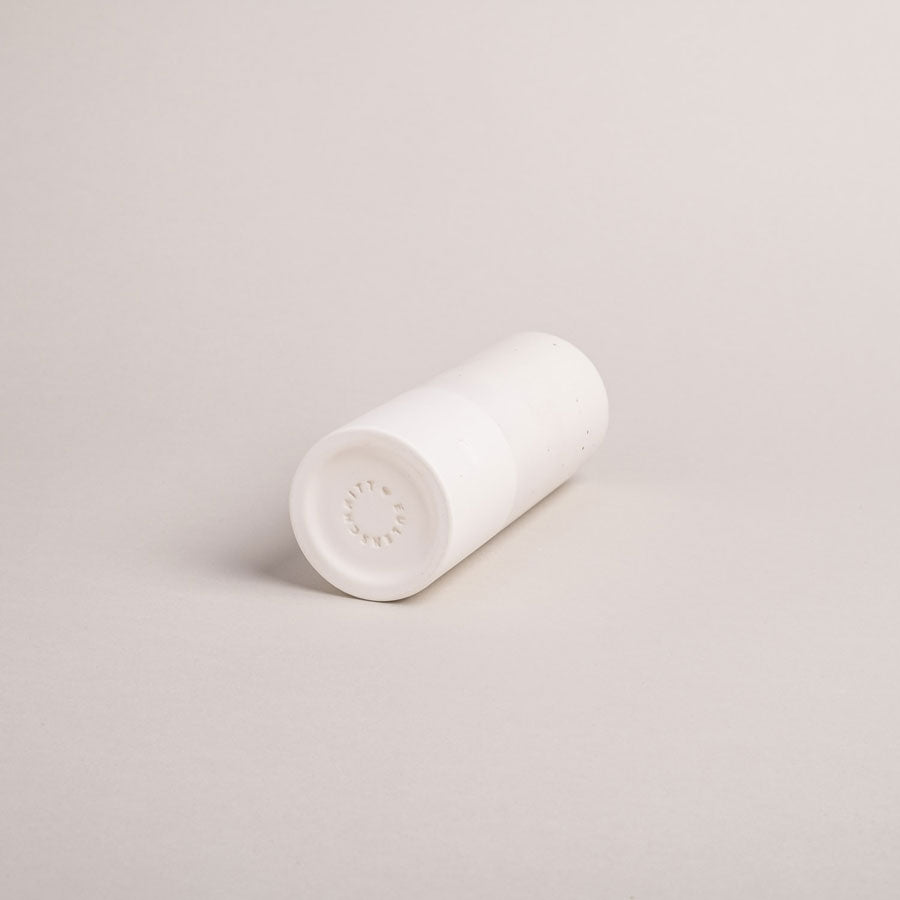 Steingut Vase HERZ klein, in weiß/beige mit braunen Tupfern, von Eulenschnitt (Liegend, Ansicht von unten)