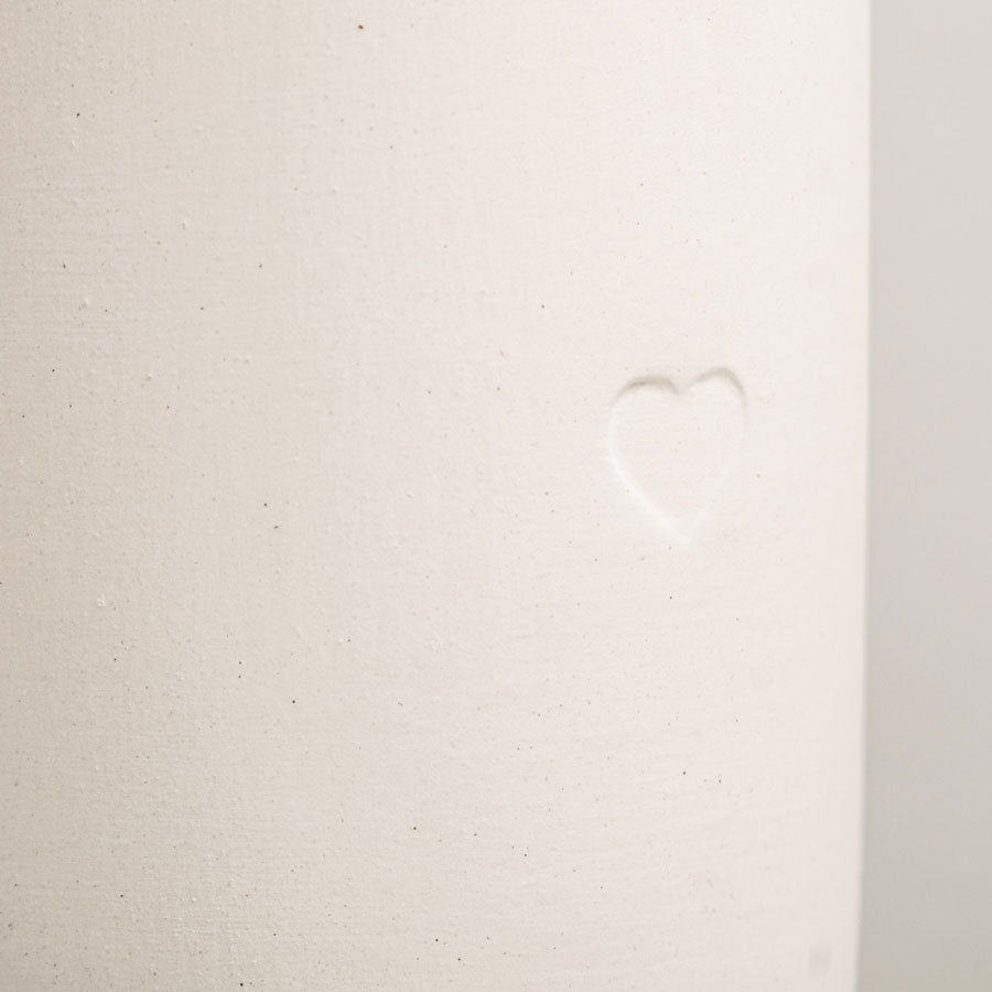 Detailansicht: Blindprägung Herz auf Steingut-Vase von Eulenschnitt