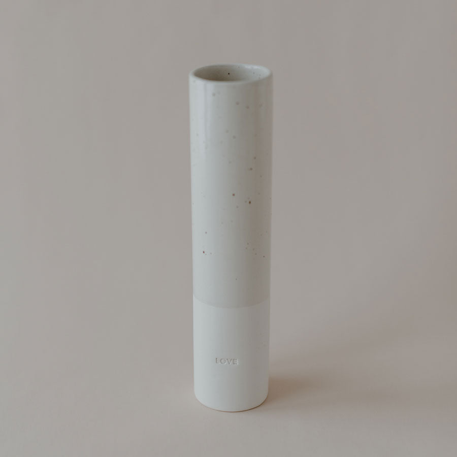 Steingut-Vase mit LOVE-Blindprägung, von Eulenschnitt (stehend, Frontansicht)