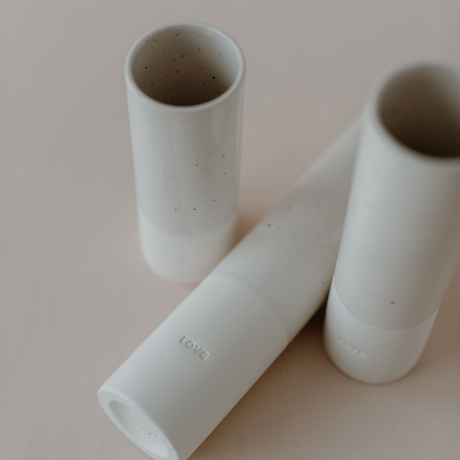 Steingut-Vase mit LOVE-Blindprägung, von Eulenschnitt (liegend, Frontansicht)