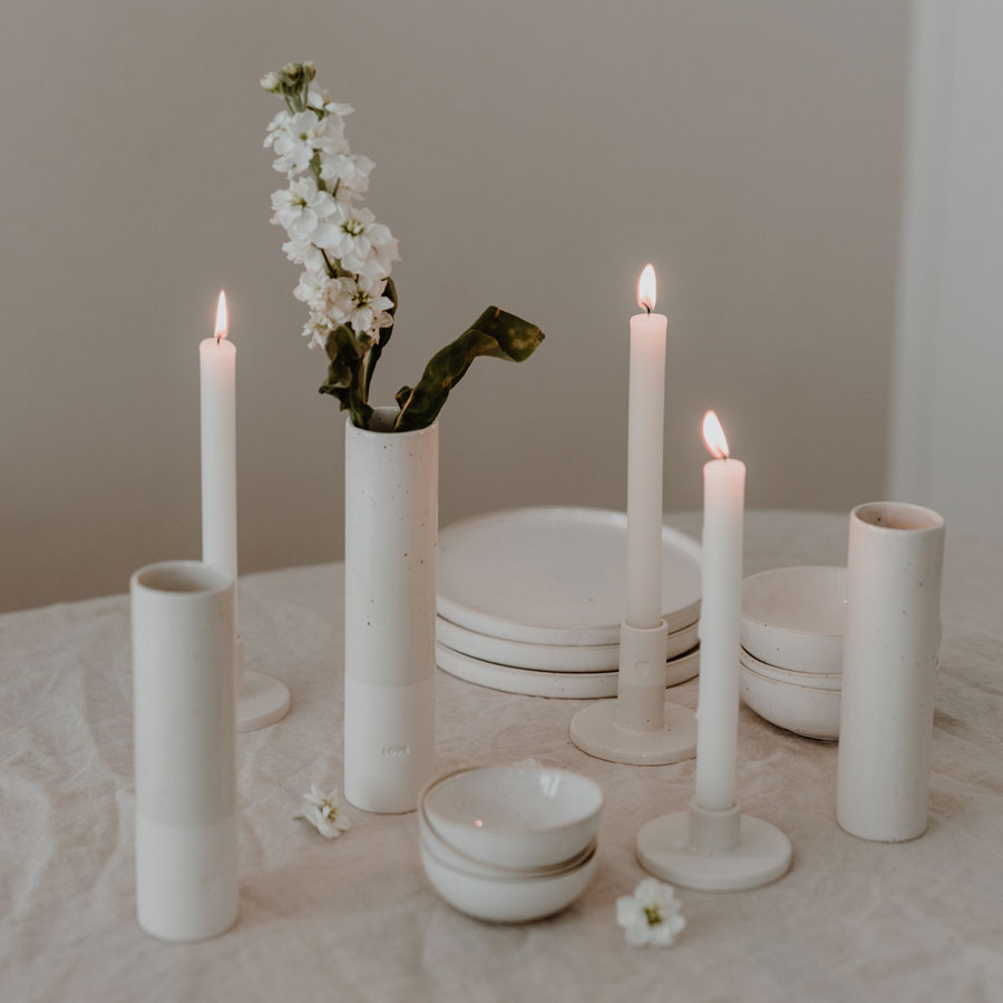 Gedeckter Tisch mit Steingut-Produkten von Eulenschnitt: Vasen, Teller, Kerzenständer, Schalen