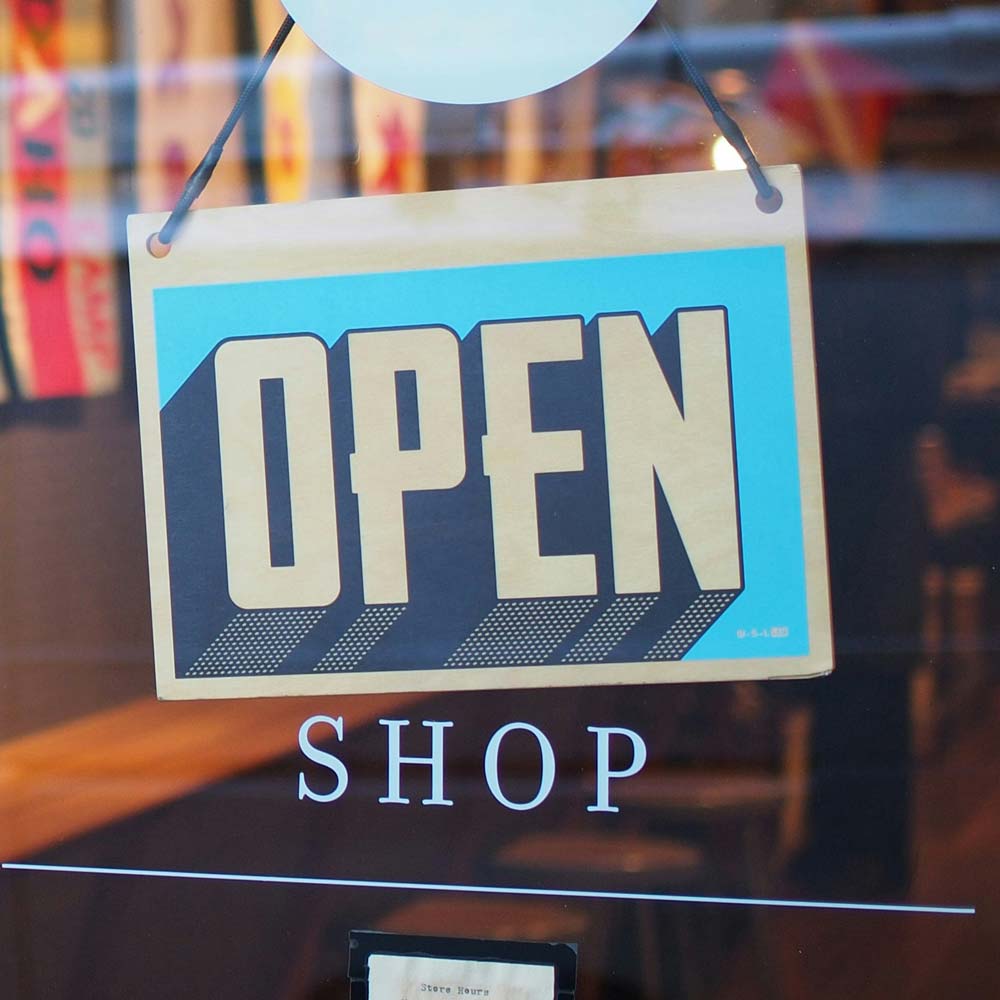 Open-Schild an Geschäft, Nachtshopping in Wurzen (Foto von Mike Petrucci auf Unsplash)