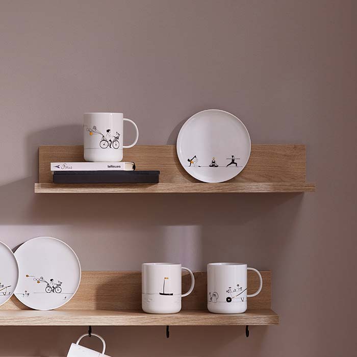 Teller Yoga und weiteres Geschirr von Räder in einem Regal dekoriert