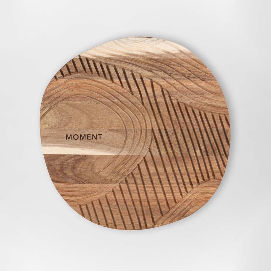 Holztablett aus Akazienholz mit Schriftzug MOMENT, Durchmesser 35 cm, von Räder