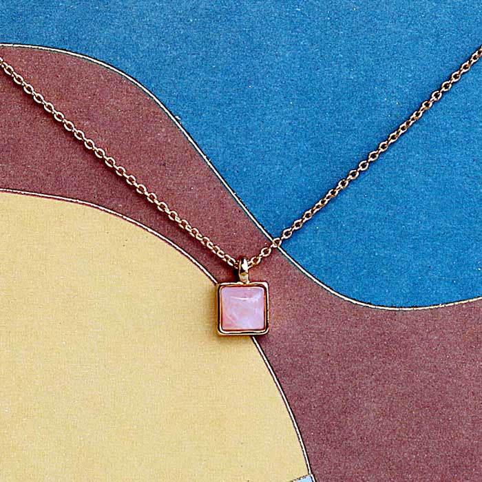 Detailansicht: Rosenquarz-Anhänger in Gold eingefasst