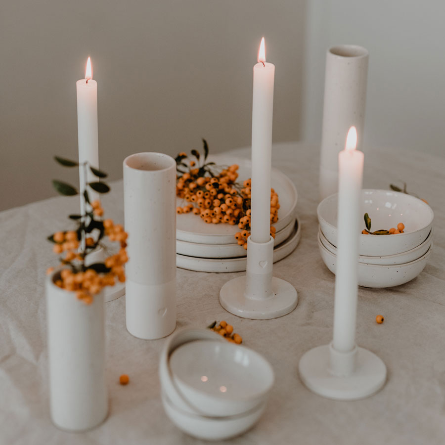 Dekorierte Vasen mit Herz, von Eulenschnitt, in Naturtönen (gedeckter Tisch mit Tellern, Kerzenhaltern, Schalen und Vasen)